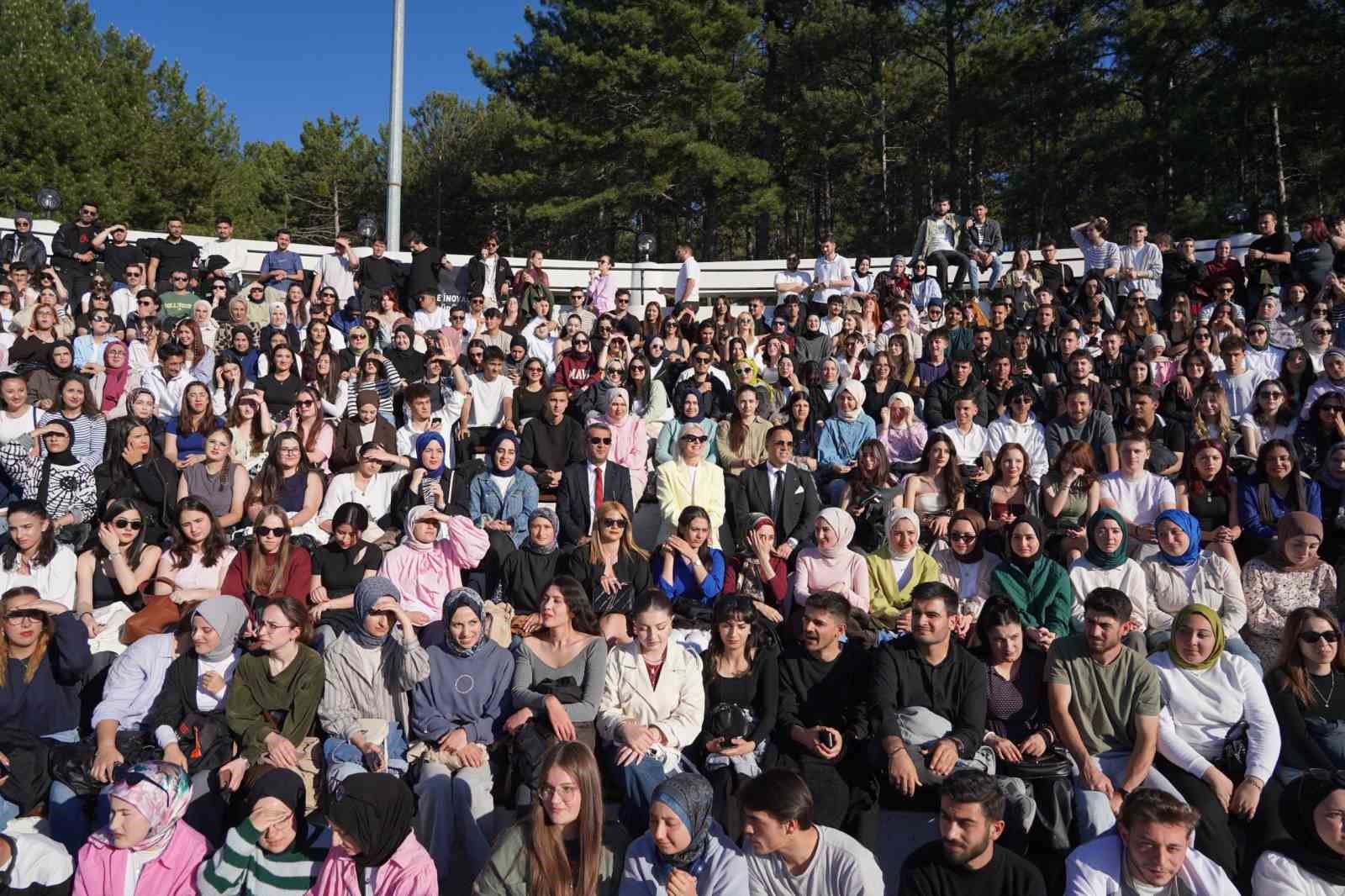 Pelit&ouml;z&uuml; Gen&ccedil;lik Festivalinde &uuml;niversiteliler coşkuyla eğlendi
