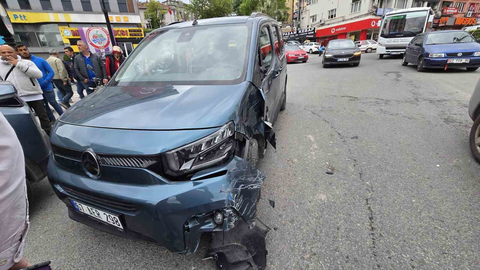 Beton mikseri ile hafif ticari araç çarpıştı
