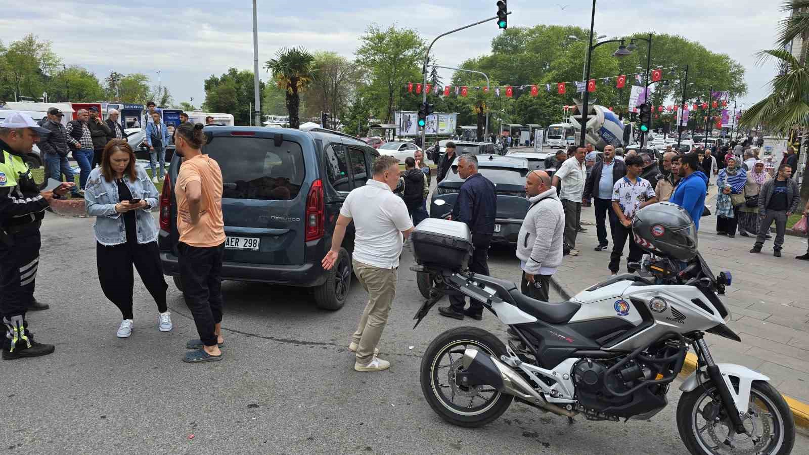 Beton mikseri ile hafif ticari araç çarpıştı
