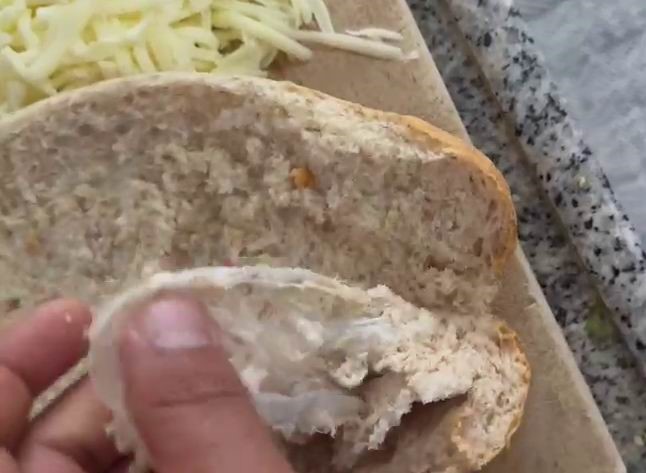 BİM Marketten aldığı ekmeğin içinden çıkanı görünce neye uğradığını şaşırdı