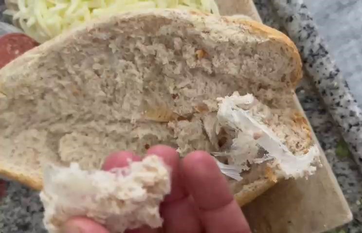 BİM Marketten aldığı ekmeğin i&ccedil;inden &ccedil;ıkanı g&ouml;r&uuml;nce neye uğradığını şaşırdı
