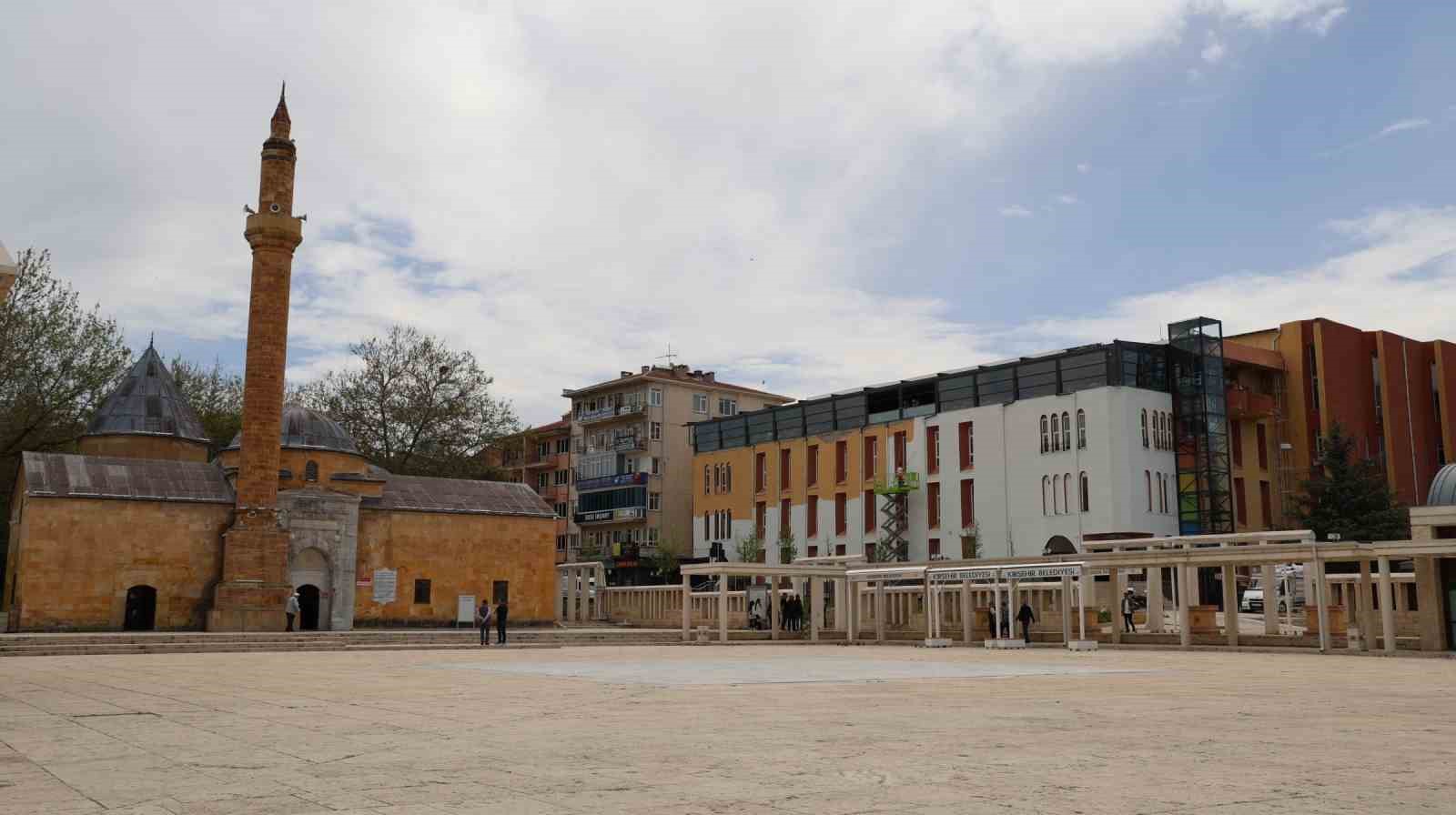 İlk AVM olan tarihi Ahi Çarşısı boyanıyor