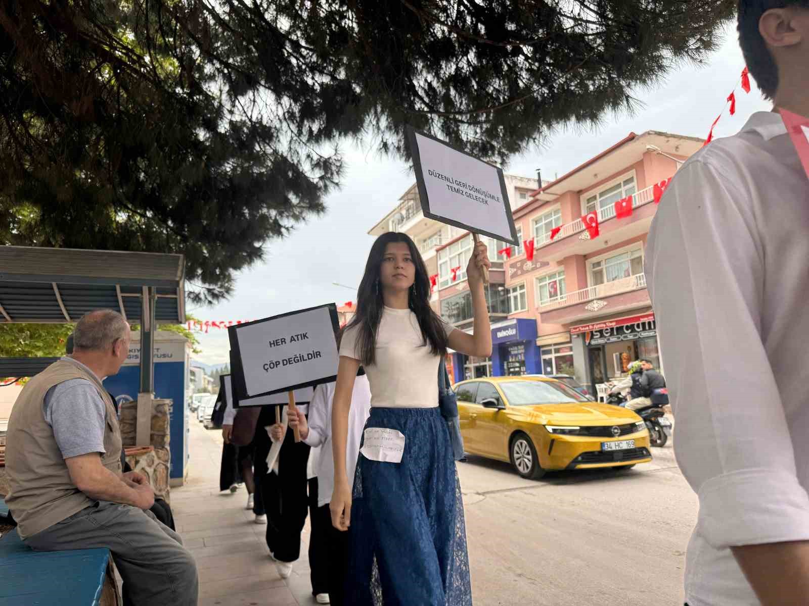 Yalova&rsquo;da &ouml;ğrencilerden &rsquo;A&ccedil;ık Hava Atık Materyal Defilesi&rsquo;
