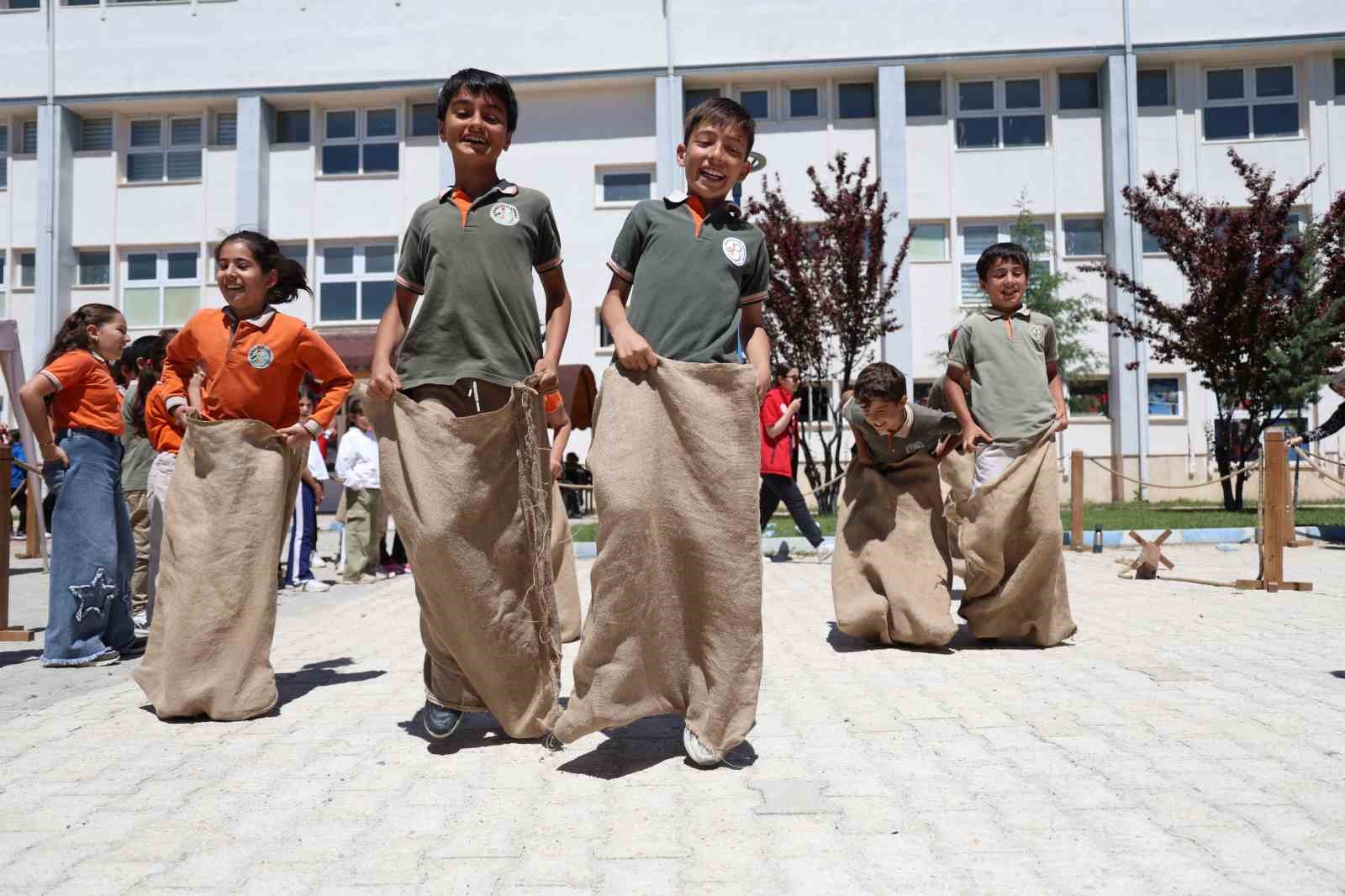 Elazığ’da ‘Geleneksel Oyun Tırı’ çocukları doyası eğlendirdi