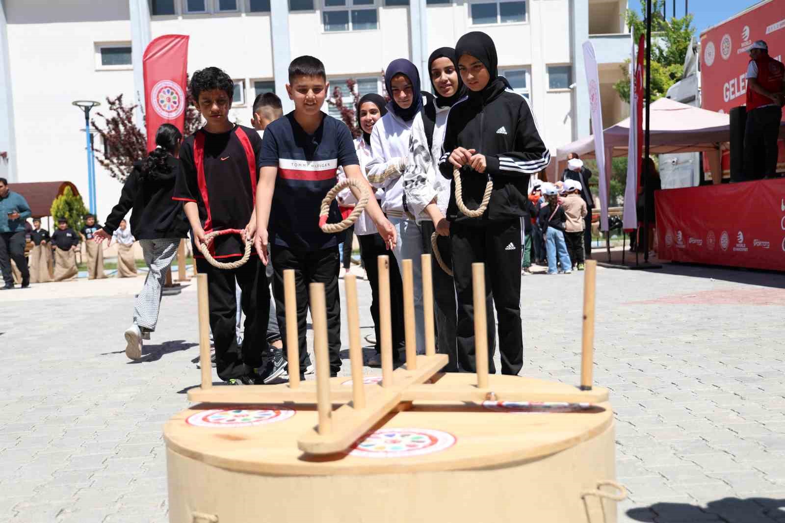 Elazığ&rsquo;da &lsquo;Geleneksel Oyun Tırı&rsquo; &ccedil;ocukları doyası eğlendirdi
