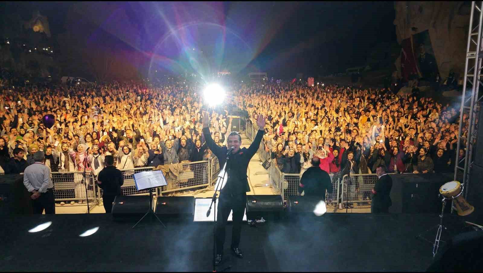 Ferhat Göçer Afyonkarahisar’da sahne aldı