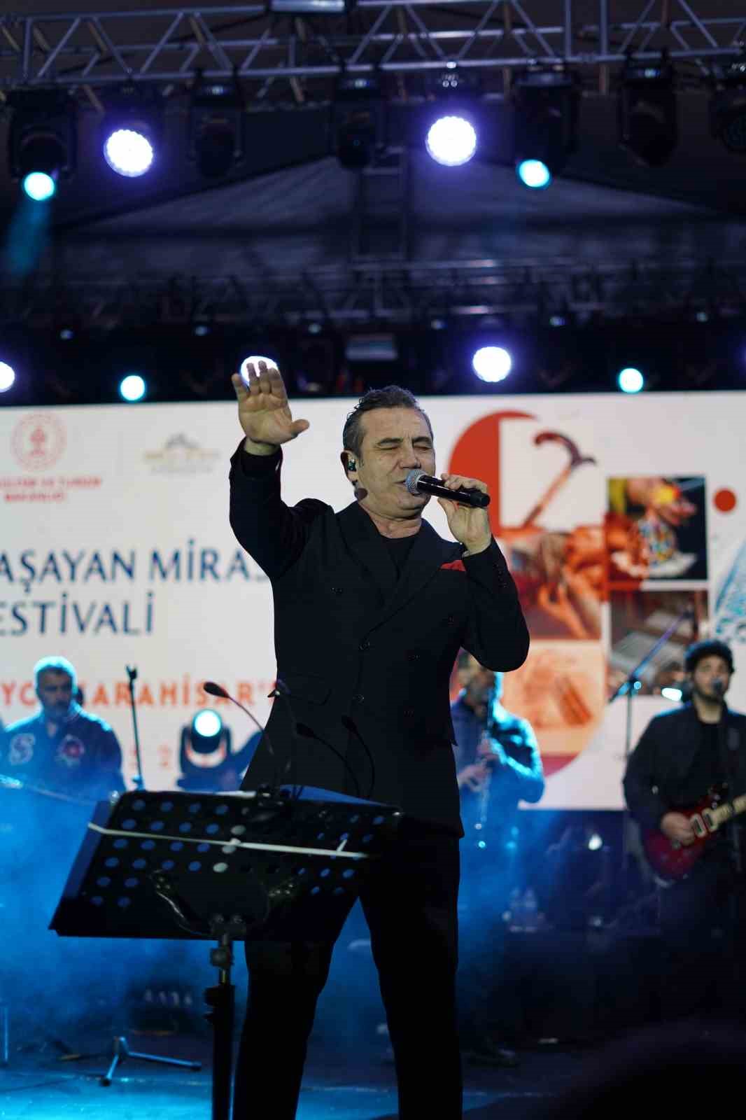 Ferhat Göçer Afyonkarahisar’da sahne aldı
