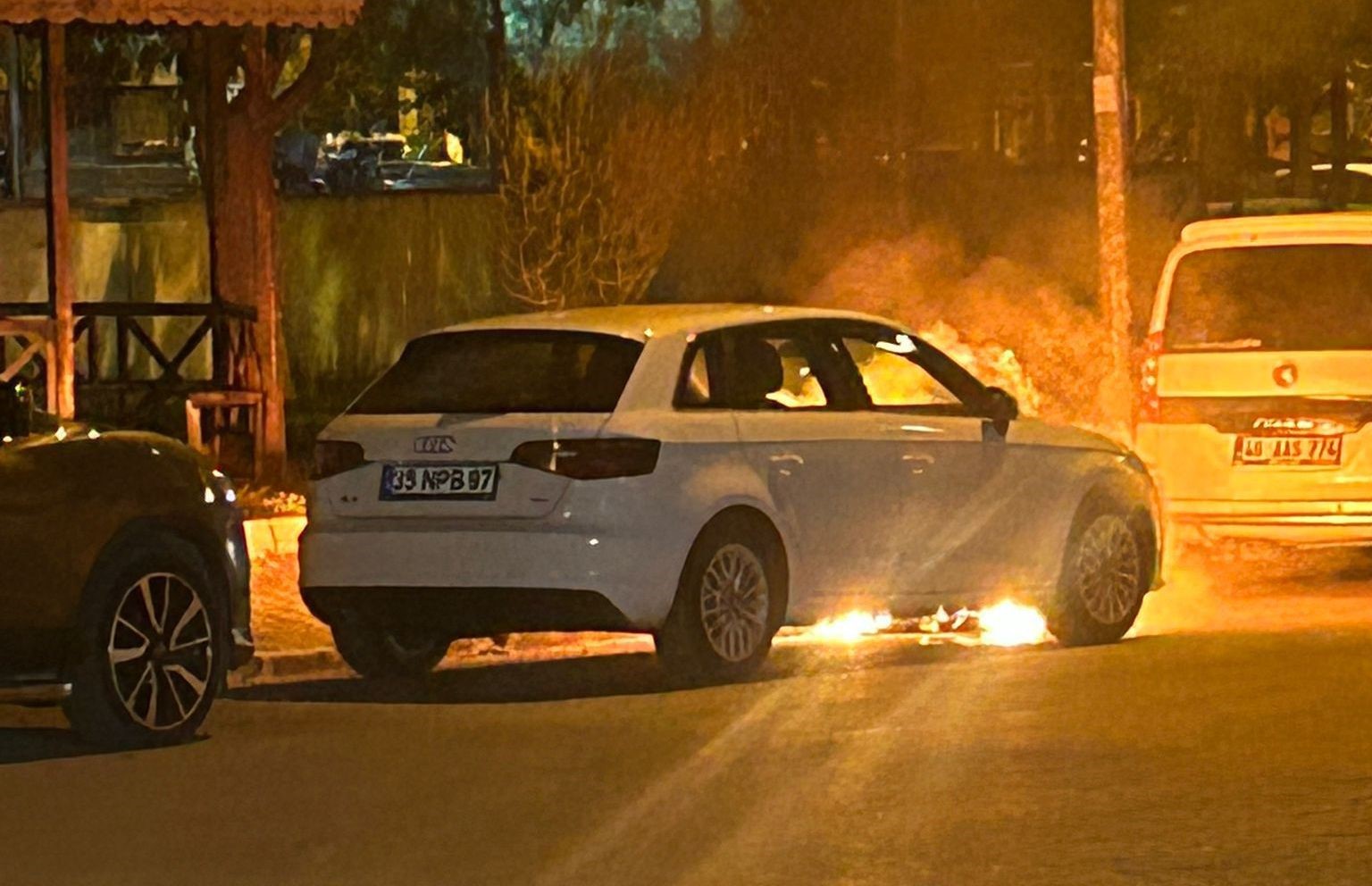 Park halindeki lüks otomobilde yangın