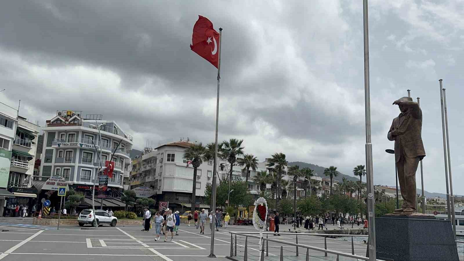 Marmaris’te kuvvetli rüzgar etkili oluyor
