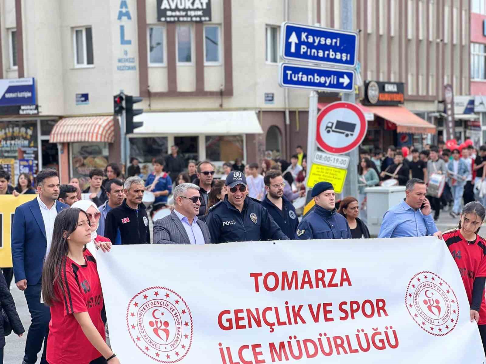 Tomarza’da coşkulu Gençlik yürüyüşü