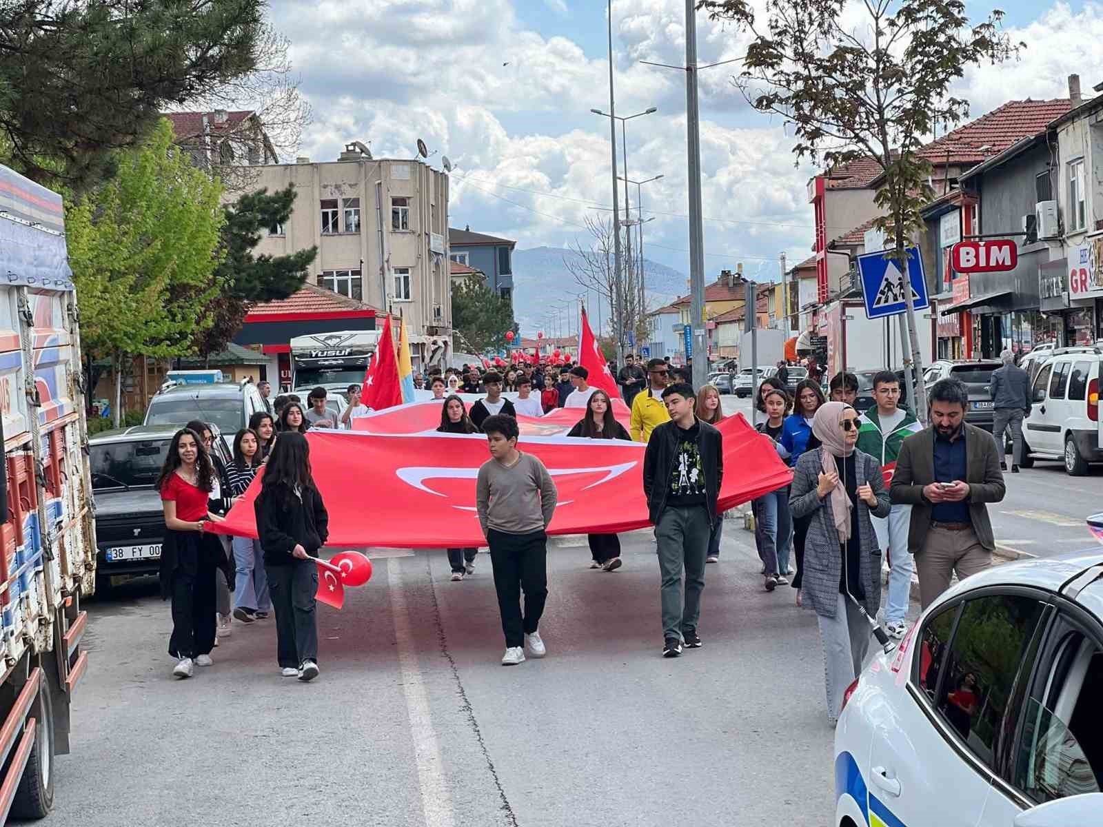 Tomarza&rsquo;da coşkulu Gen&ccedil;lik y&uuml;r&uuml;y&uuml;ş&uuml;
