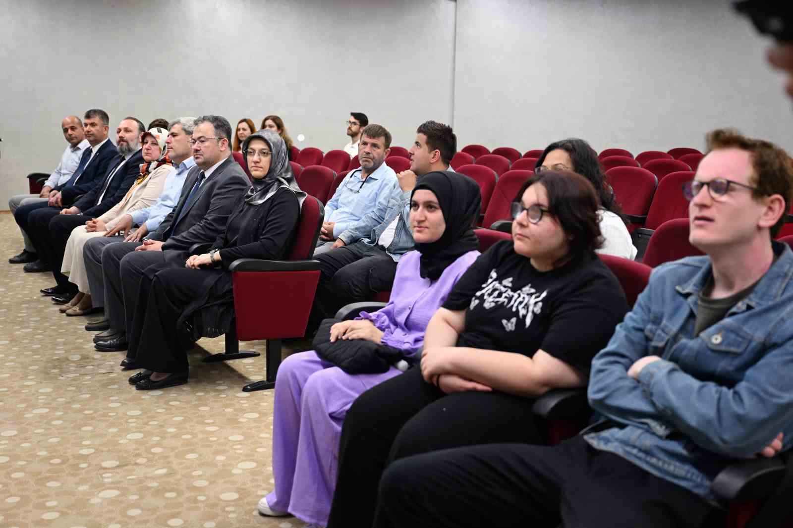 Görme engelli öğrencilere akıllı bastonlar hediye edildi
