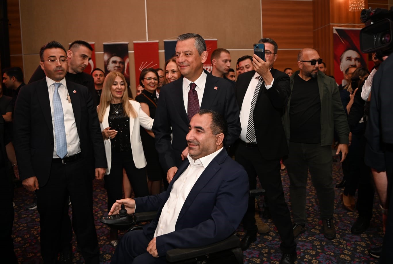 CHP Genel Başkanı Özel, Kuşadası’nda otizmli bireyler ve aileleri ile buluştu
