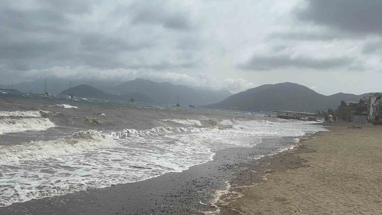 Marmaris’te rüzgar şiddetini artırdı
