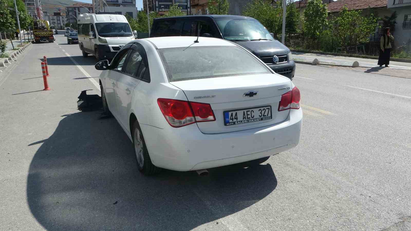 Önce otomobile sonra duvara çarpan araç alev aldı
