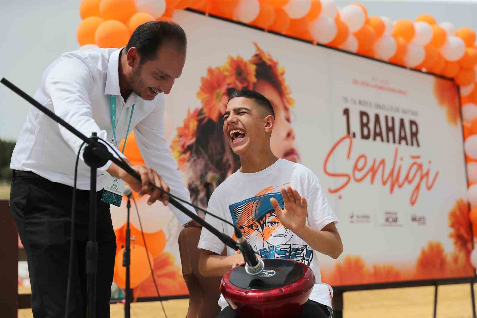Aliağa’nın özel çocuklarından rengarenk "Bahar Şenliği"
