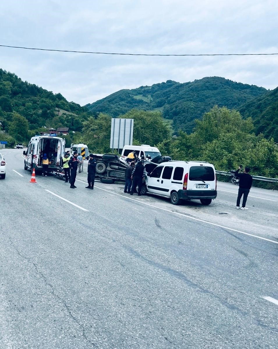 Zonguldak’ta iki aracın çarpıştığı kazada araçlardan biri devrildi: 2 yaralı