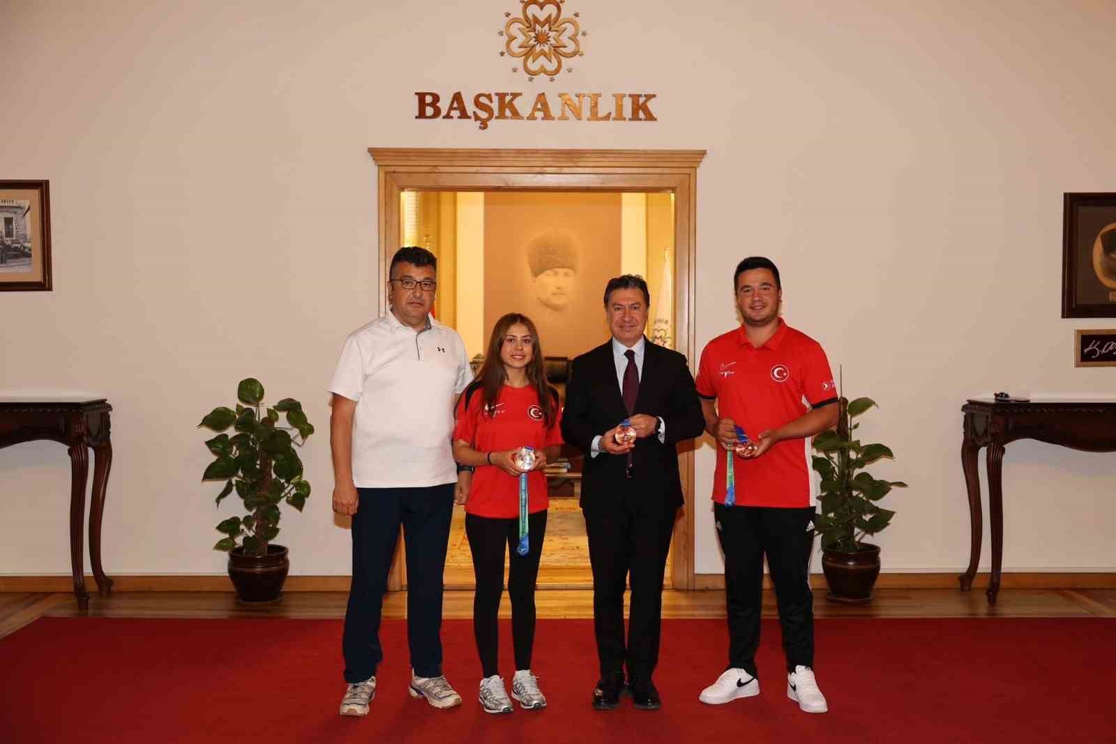 Başkan Aras, d&uuml;nya rekoru kıran ok&ccedil;uları ağırladı
