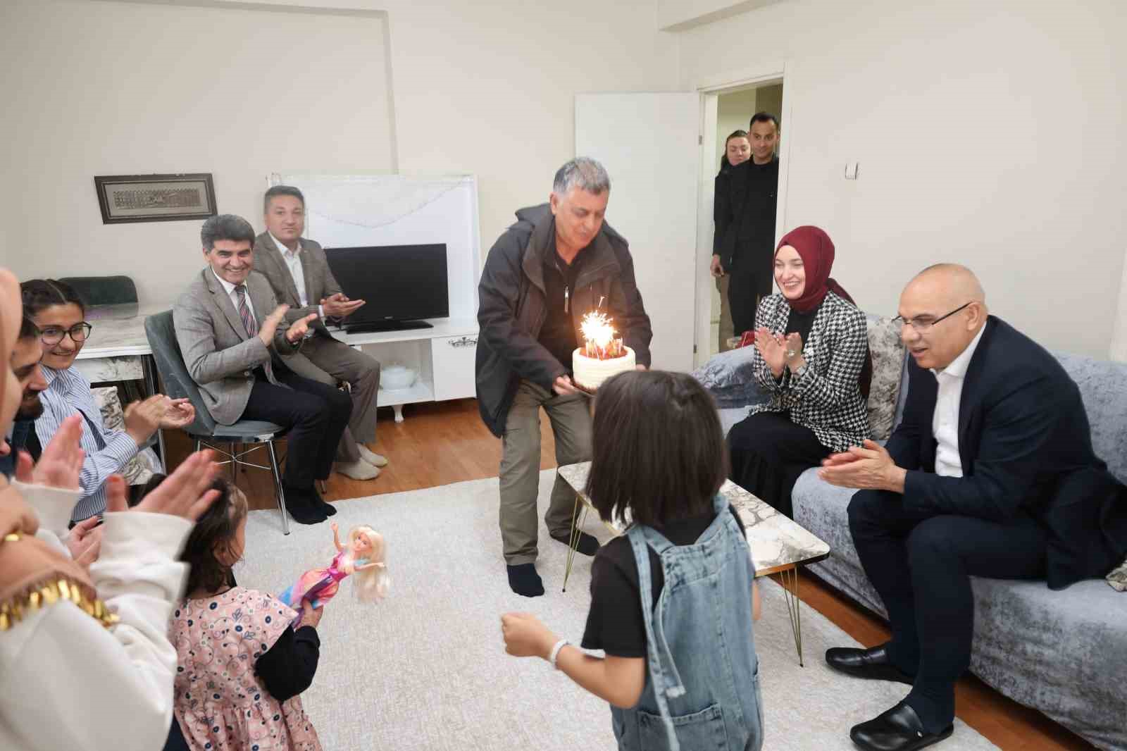 Ağrı Valisi Koç’tan özel gereksinimli Ebrar’a doğum günü sürprizi