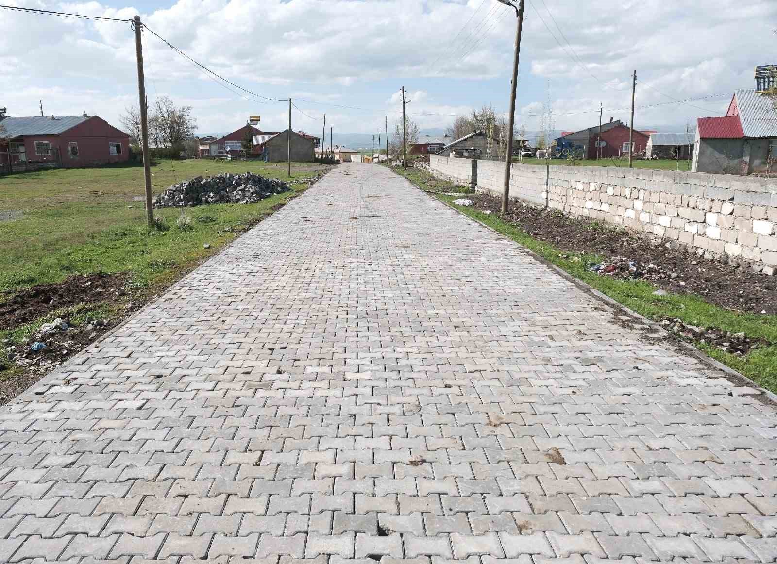 Ağrı’da Yolluyazı köy içi yoluna 3 bin metrekare kilit parke döşendi