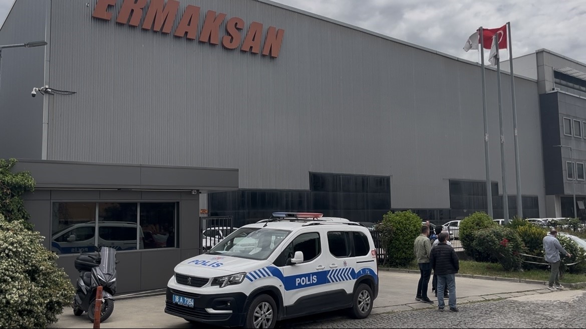 İş makinesinin altında kalan işçi hayatını kaybetti