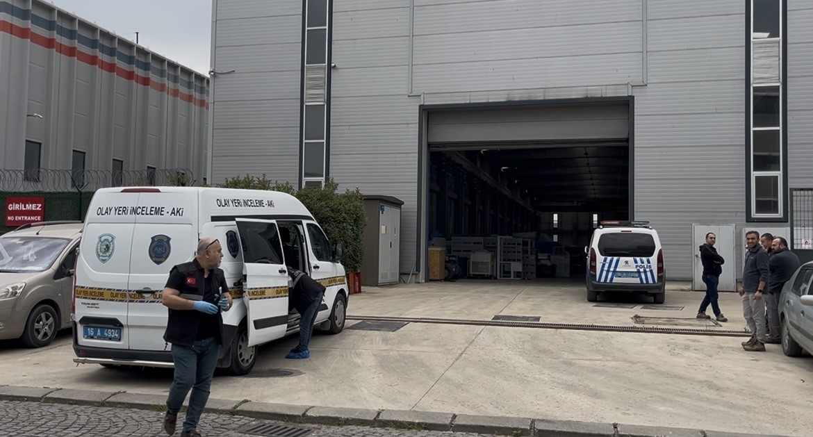 İş makinesinin altında kalan iş&ccedil;i hayatını kaybetti
