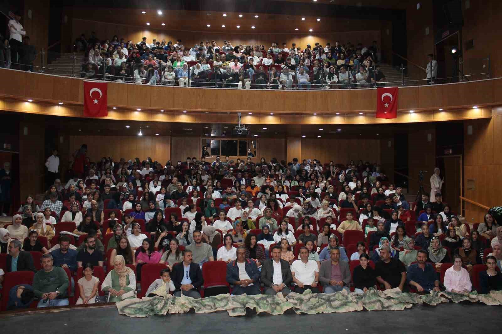 Yer Ayrı Ruh Aynı tiyatro gösterisi büyük beğeni topladı