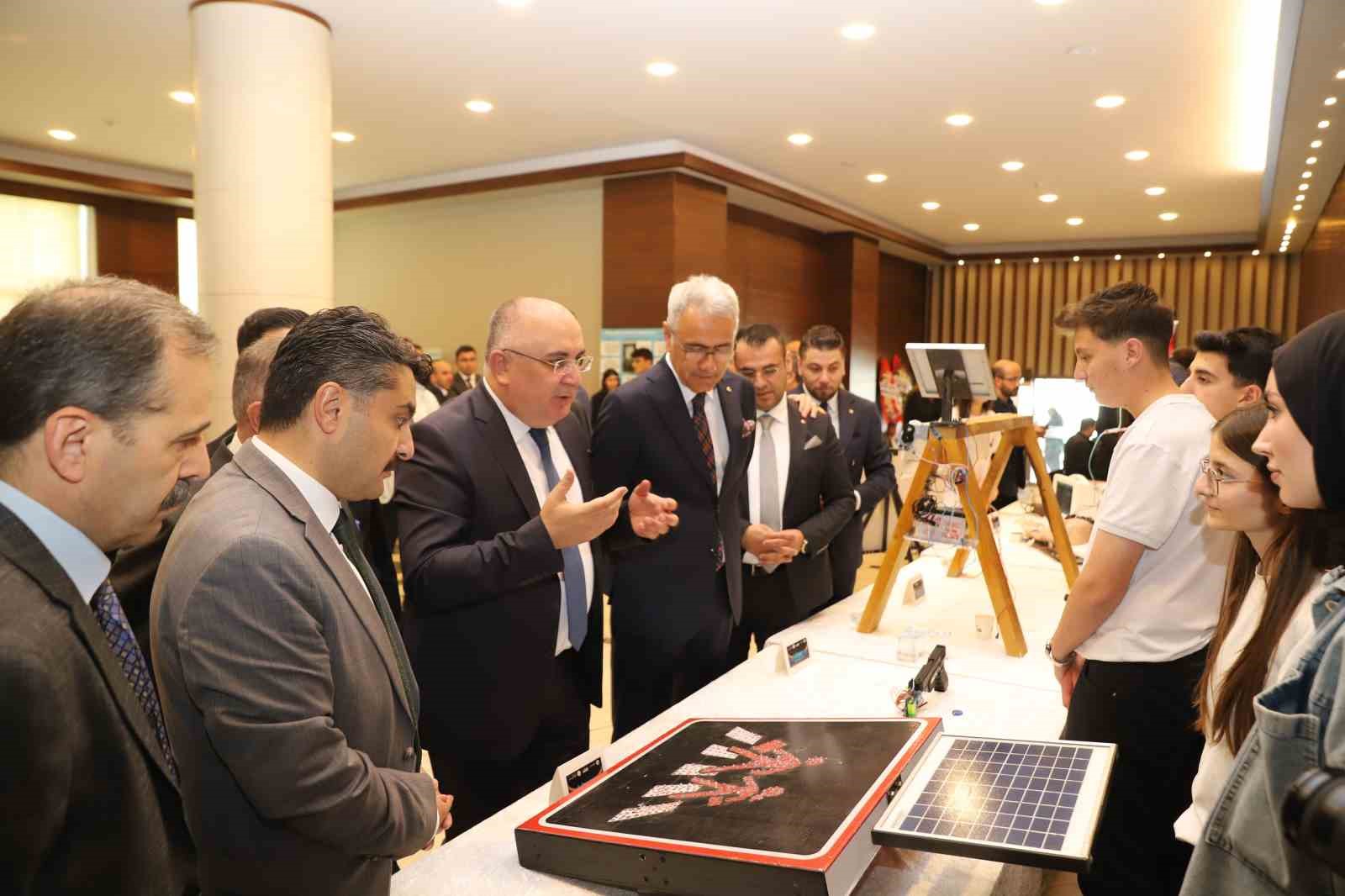 &Ouml;ğrencilerin &lsquo;Teknofikir&rsquo; projeleri &ouml;d&uuml;le layık g&ouml;r&uuml;ld&uuml;
