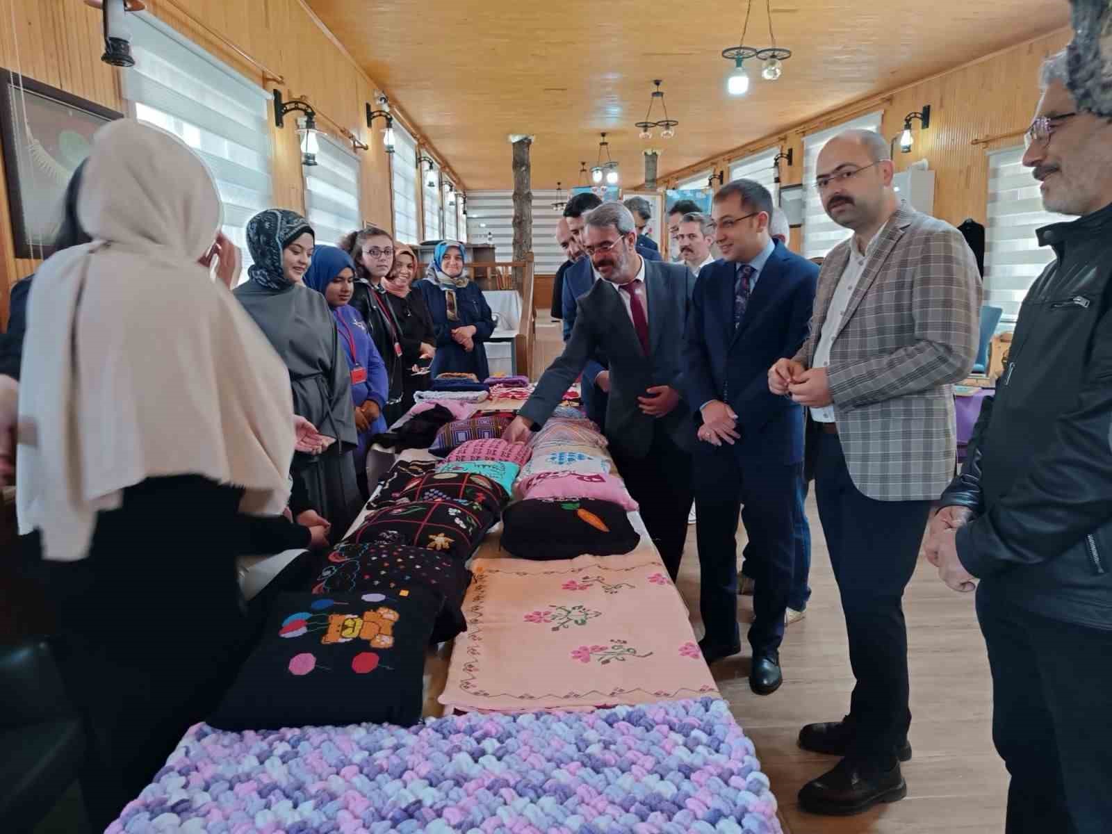 Özel öğrencilerin el emekleri beğeniye sunuldu