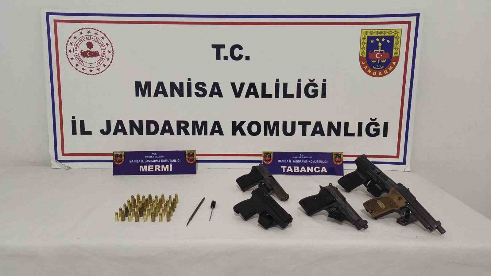 İşyerinde 5 ruhsatsız tabancayla yakalandı