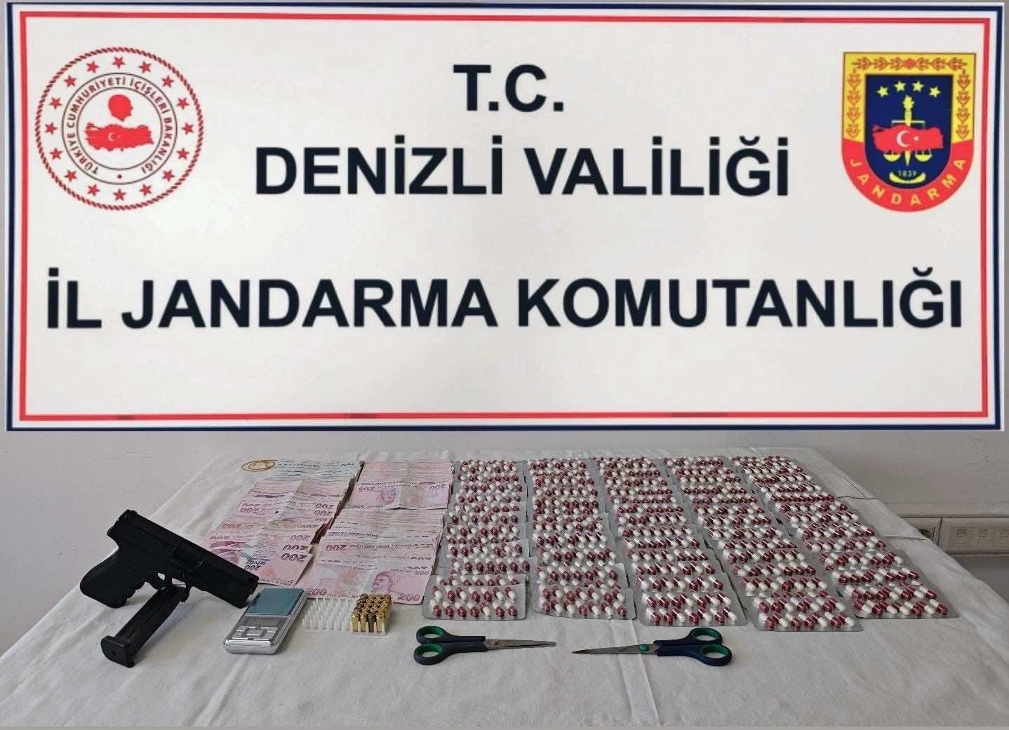 Denizli’de 3 zehri taciri binlerce uyuşturucu hapla yakalandı
