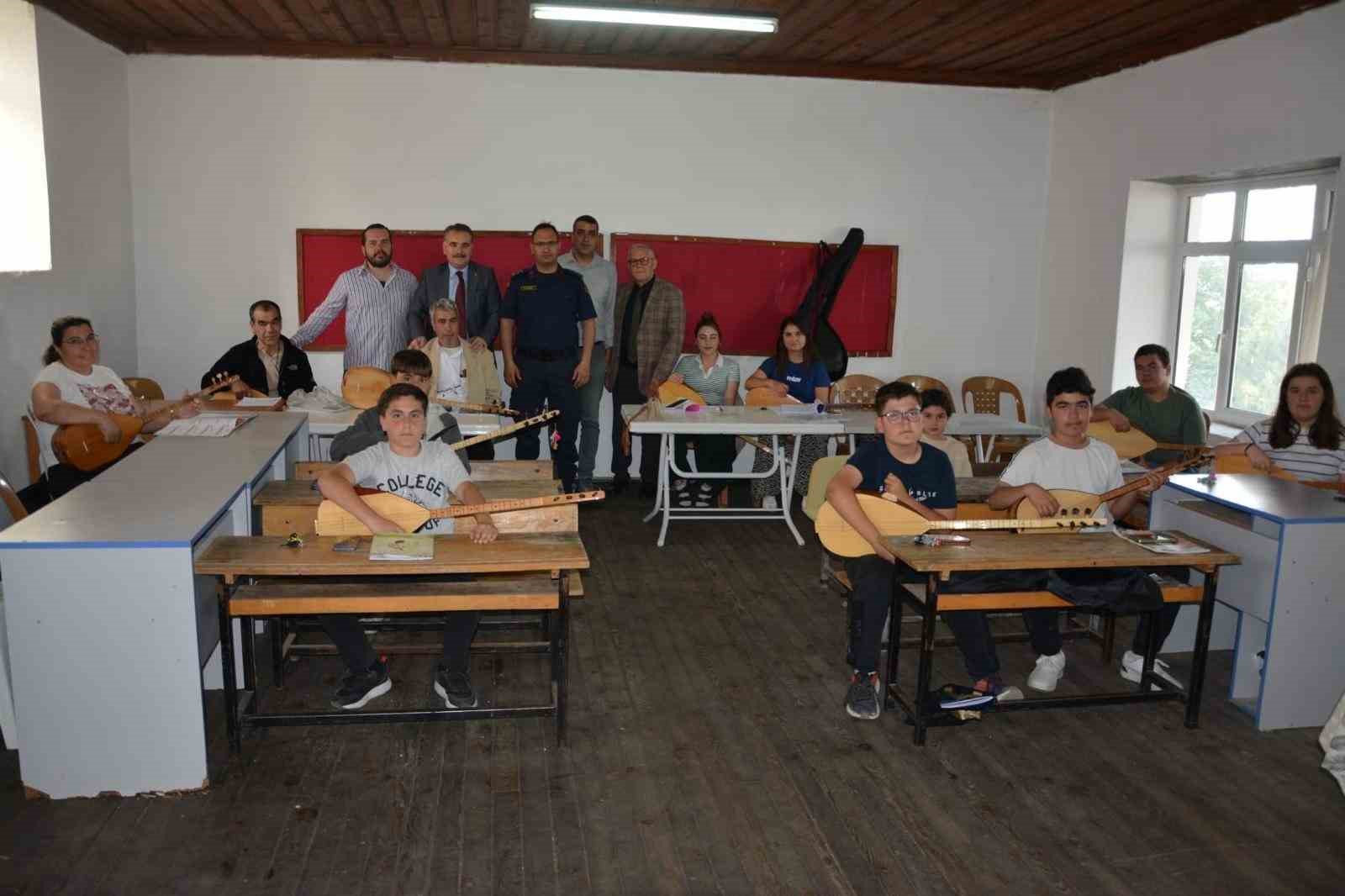 Edremit’te açılan bağlama kursu ağır misafirleri ağırladı