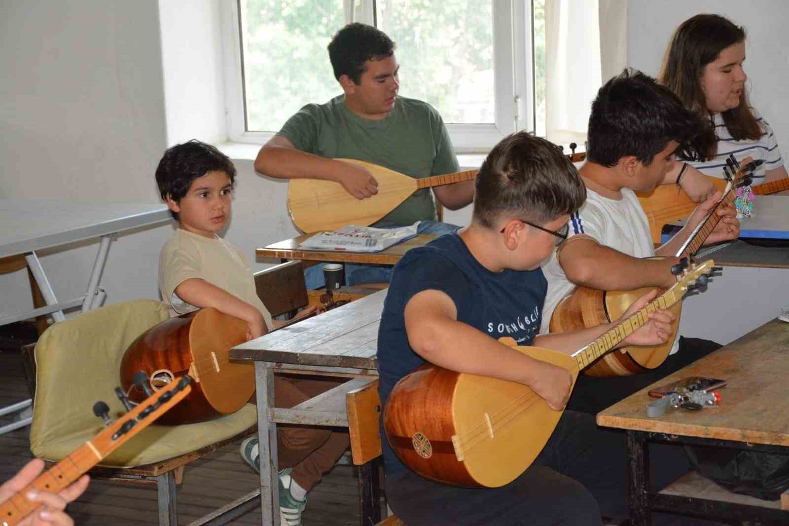 Edremit&rsquo;te a&ccedil;ılan bağlama kursu ağır misafirleri ağırladı
