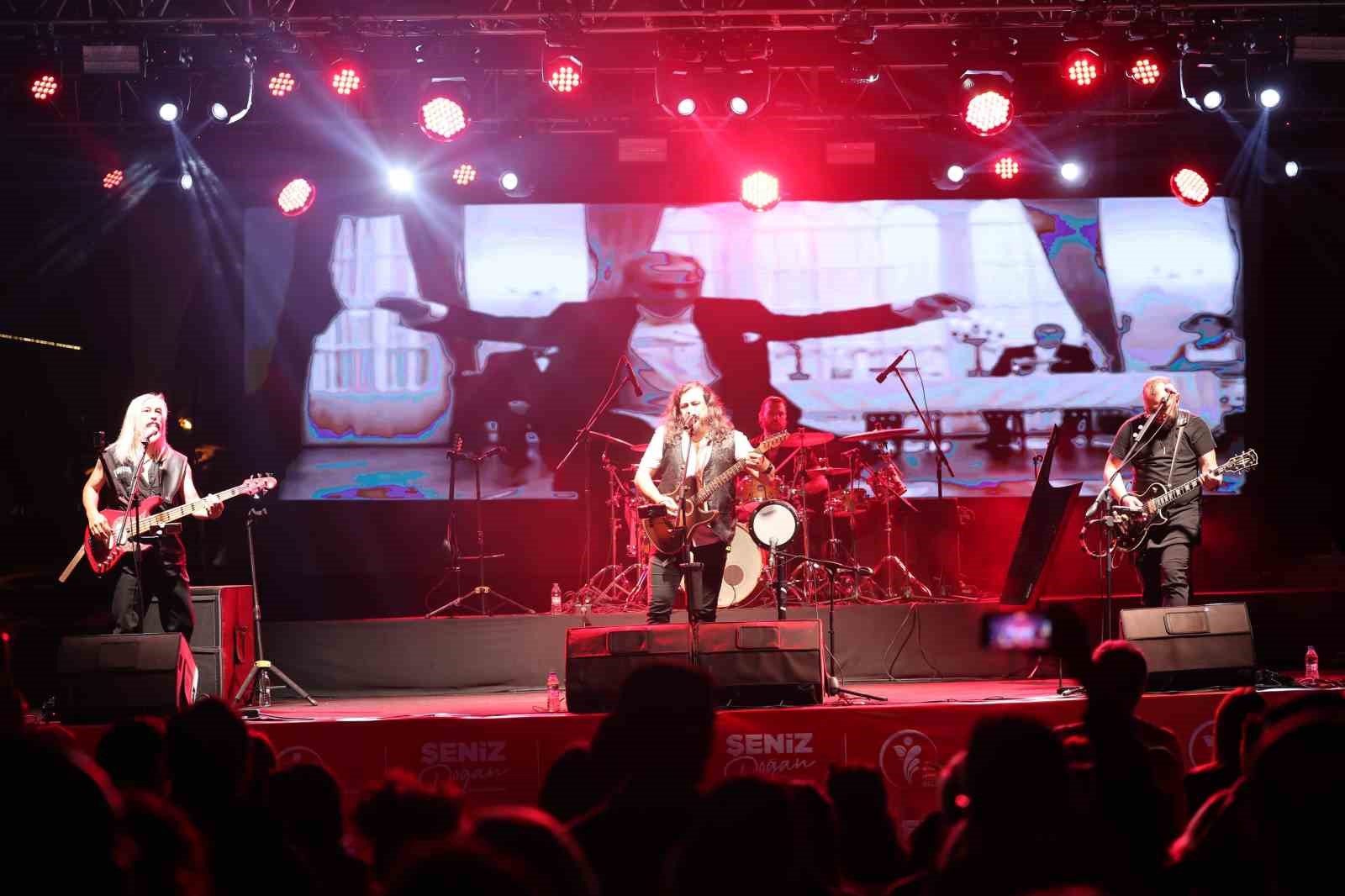 Necati ve Saykolar, Merkezefendililere unutulmaz bir gece yaşattı
