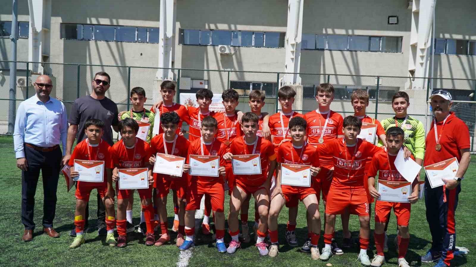 Manisa’da Yapılan Okul Sporları Futbol Yıldızlar Türkiye Yarı Finalleri sona erdi