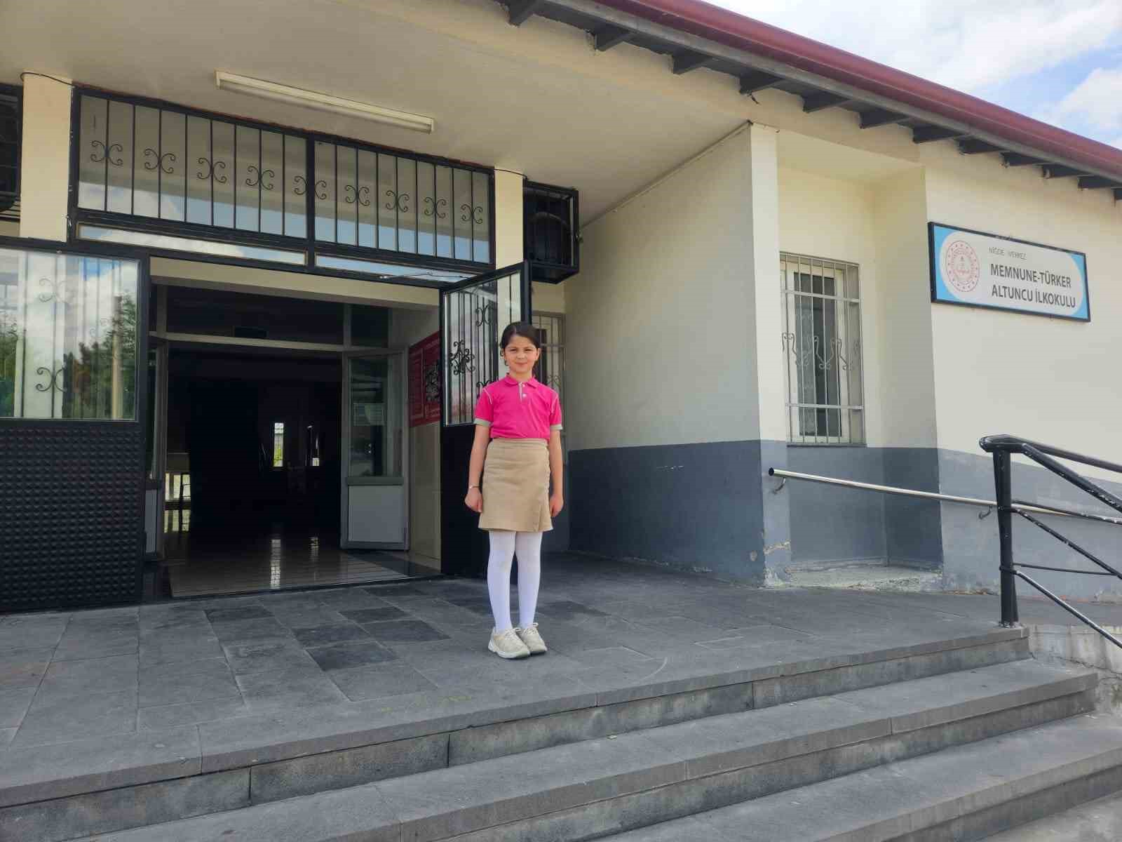 Minikler işaret diliyle şiir okudu