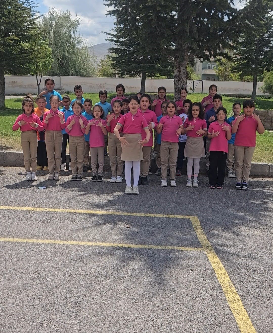 Minikler işaret diliyle şiir okudu