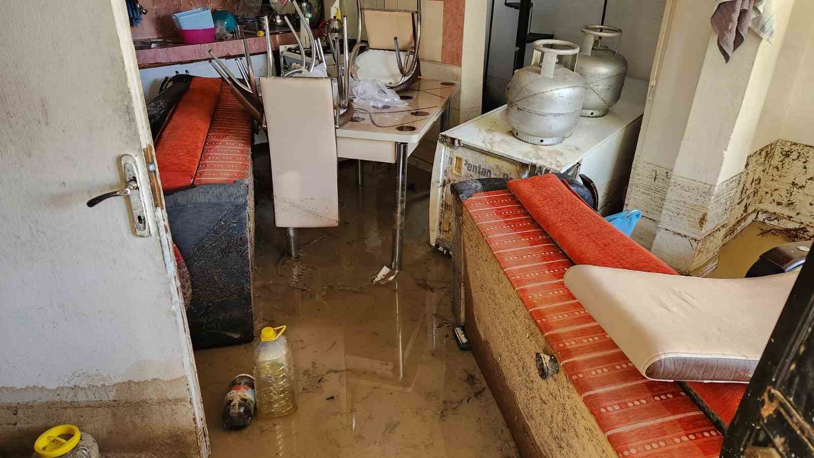 Depremden ka&ccedil;arak sığındıkları yeni yuvalarında sel afetini yaşadılar
