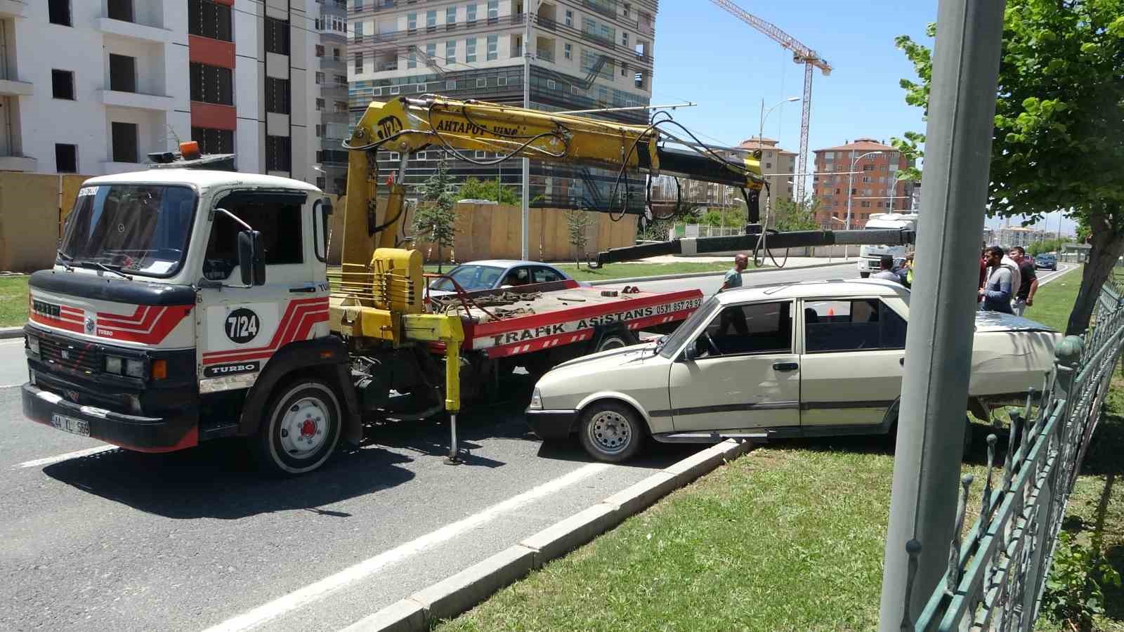 Kamyonun çarptığı otomobil refüje savruldu