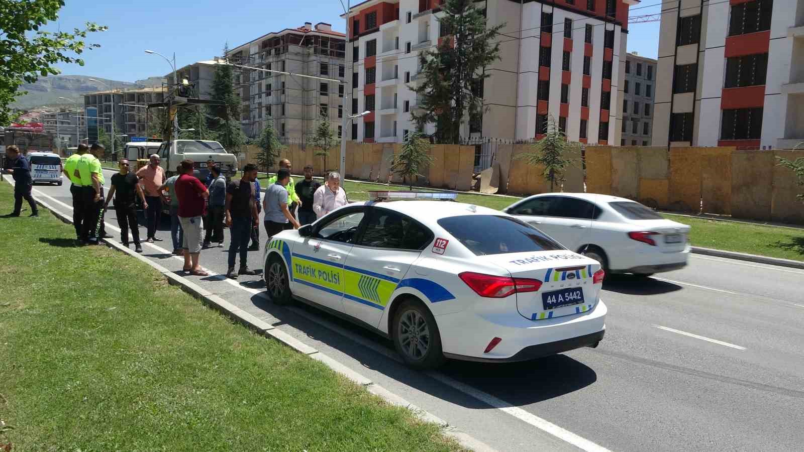 Kamyonun &ccedil;arptığı otomobil ref&uuml;je savruldu
