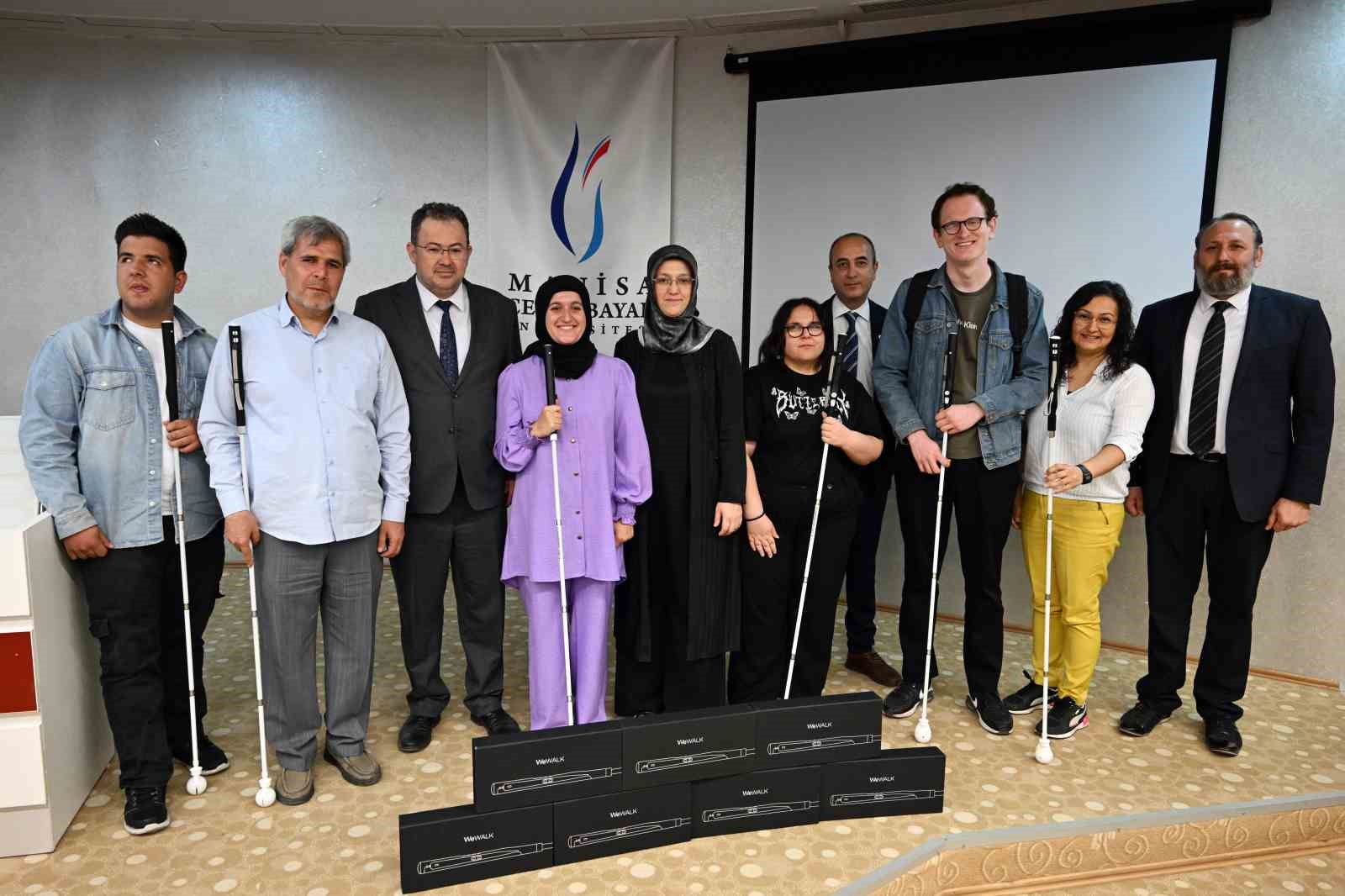 Görme engelli öğrencilere akıllı bastonlar hediye edildi