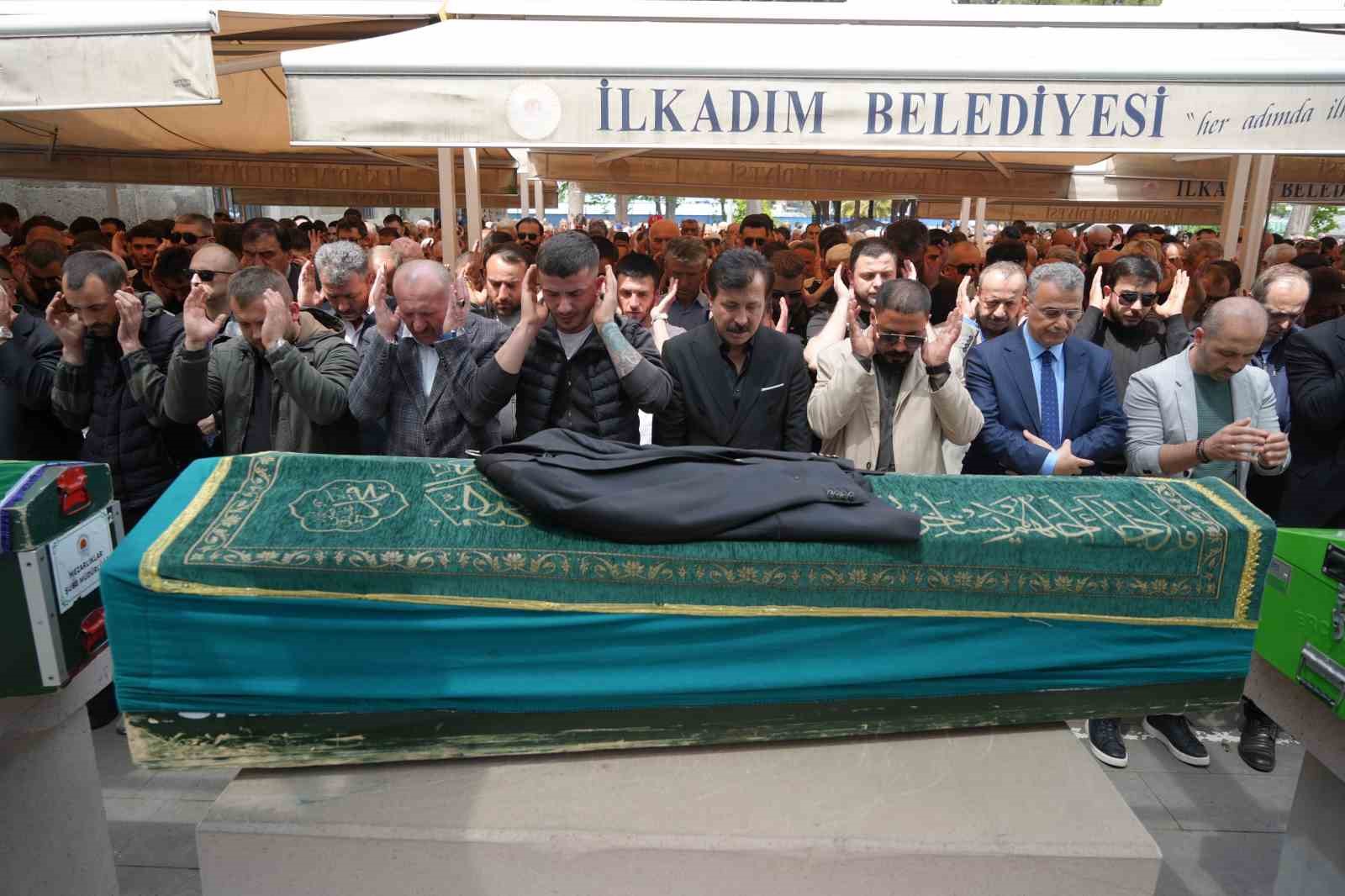 Ablasını kaçırdığı kuzeni tarafından öldürülen gencin tabutunun üzerine damatlığı konuldu