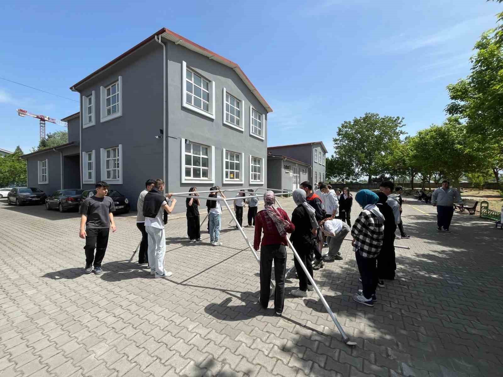 AFAD personelinden lise &ouml;ğrencilerine afet bilincine y&ouml;nelik eğitim
