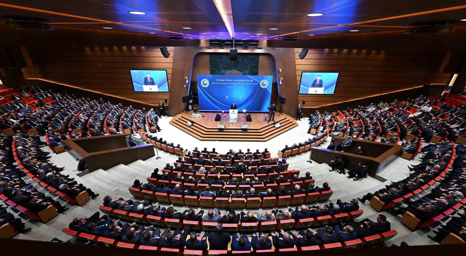 KUTO Başkanı Akdoğan’a ödülü Cumhurbaşkanı Erdoğan tarafından takdim edildi