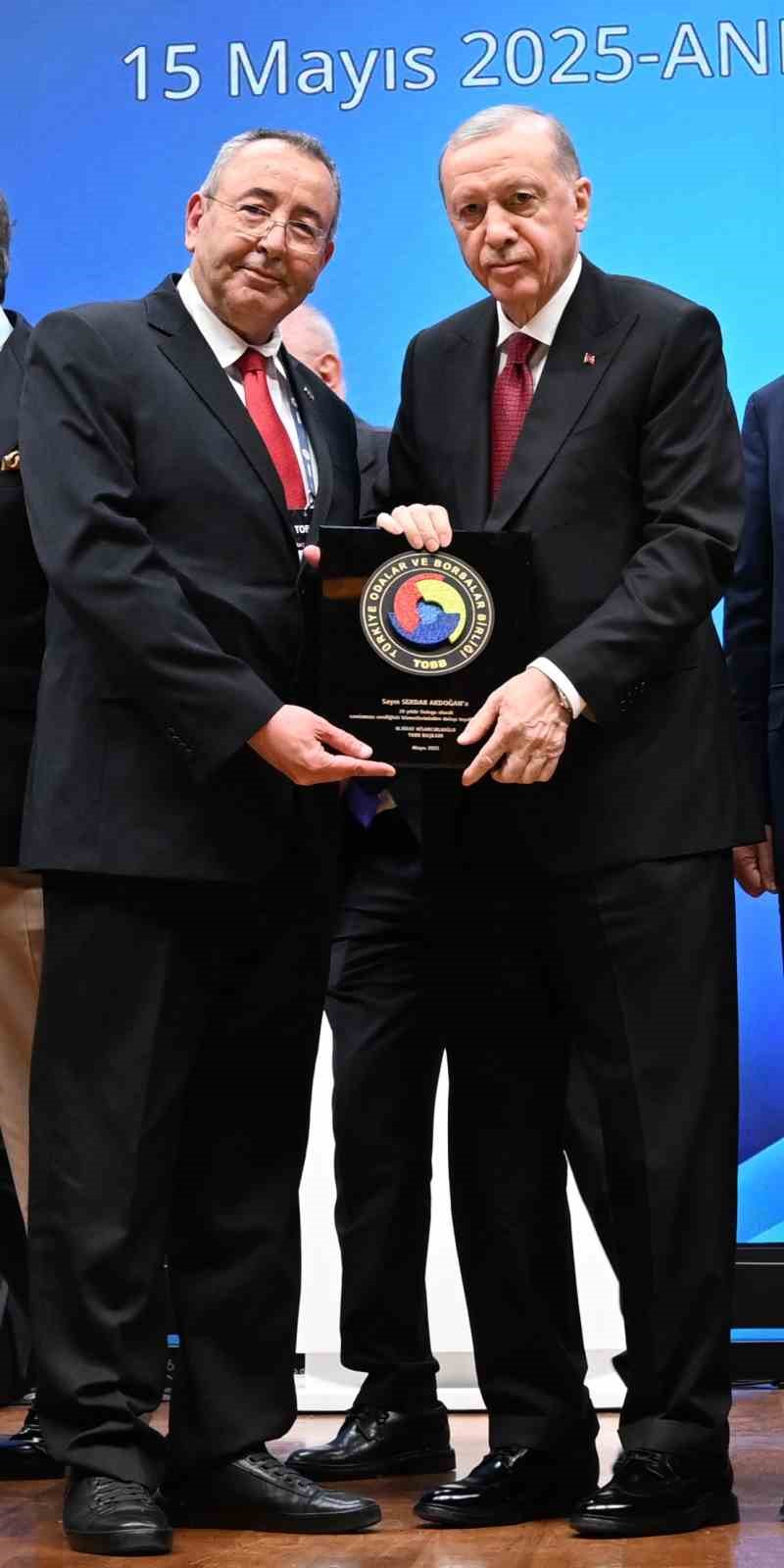 KUTO Başkanı Akdoğan&rsquo;a &ouml;d&uuml;l&uuml; Cumhurbaşkanı Erdoğan tarafından takdim edildi
