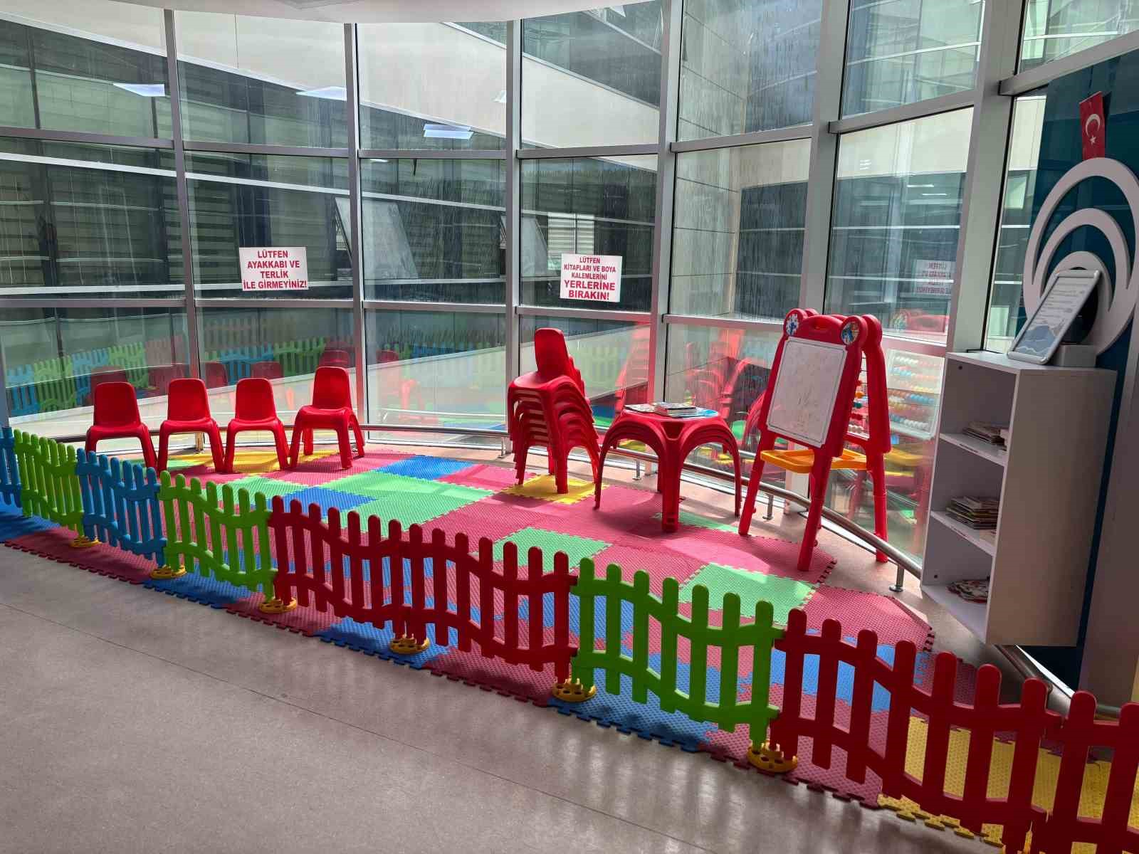 Demirci Devlet Hastanesinden hastalara m&uuml;zikli moral etkinliği
