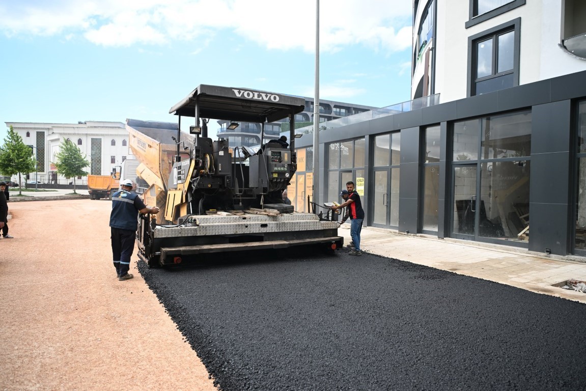 Kartepe&rsquo;de 930 ton asfalt serimi ger&ccedil;ekleştirildi
