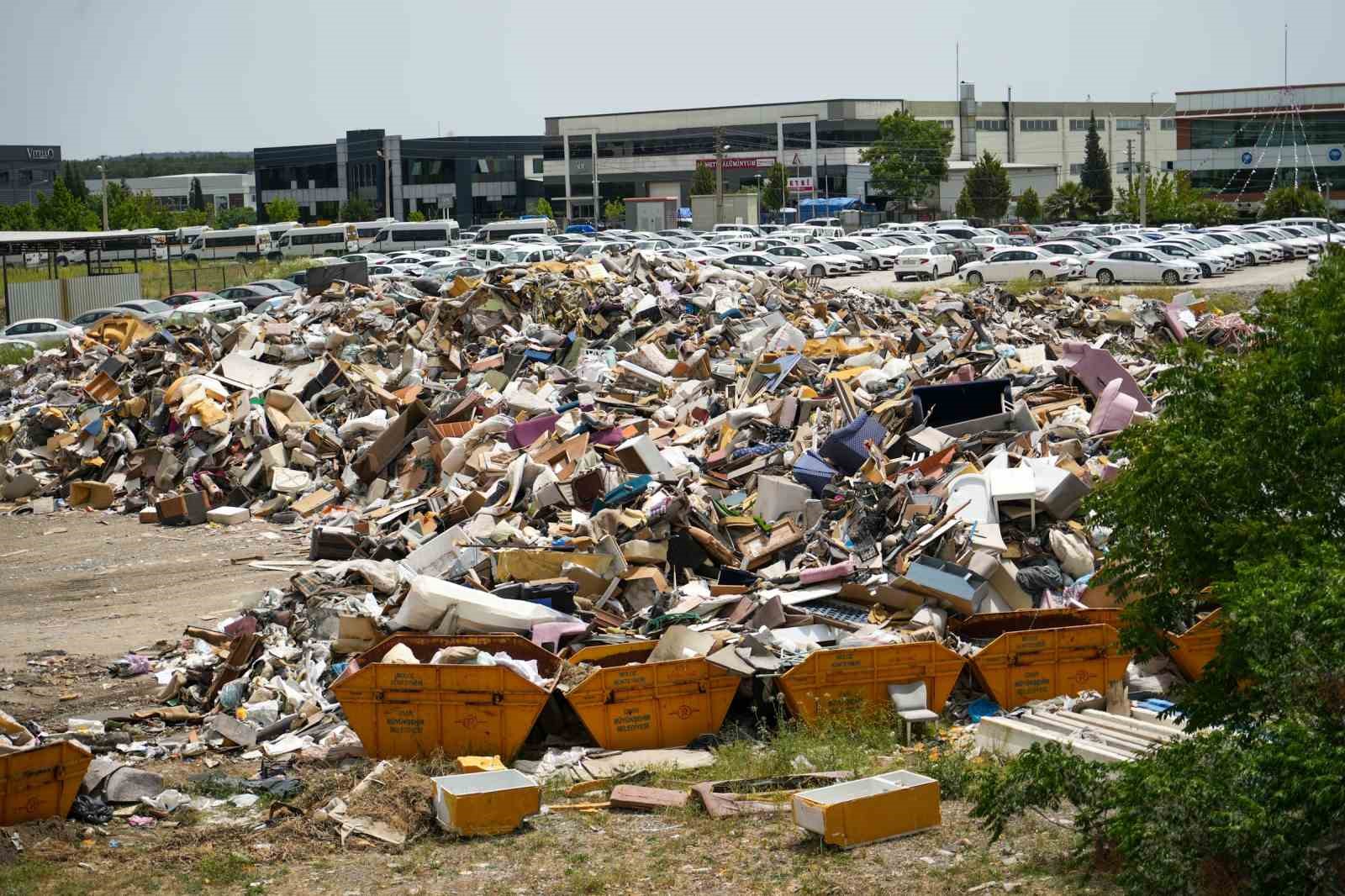 İzmir’in göbeğinde çöp alanından ürküten görüntü