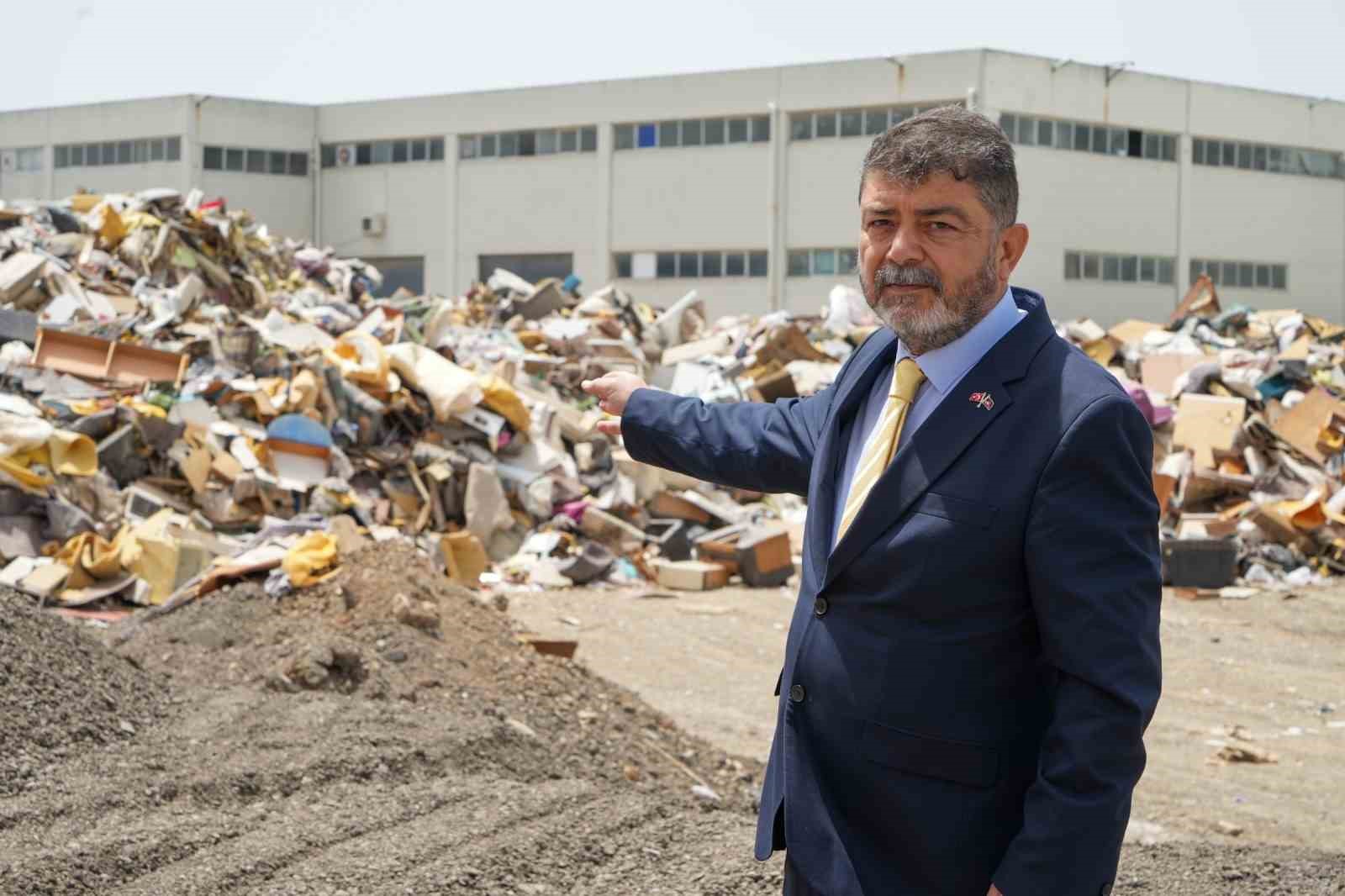 İzmir&rsquo;in g&ouml;beğinde &ccedil;&ouml;p alanından &uuml;rk&uuml;ten g&ouml;r&uuml;nt&uuml;
