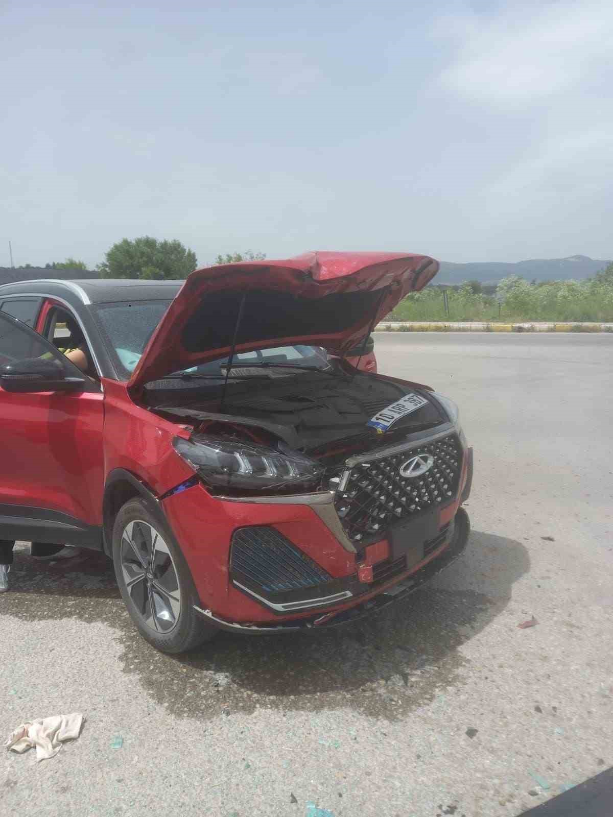 Balıkesir&rsquo;de &ccedil;ift taraflı trafik kazası: 2 yaralı
